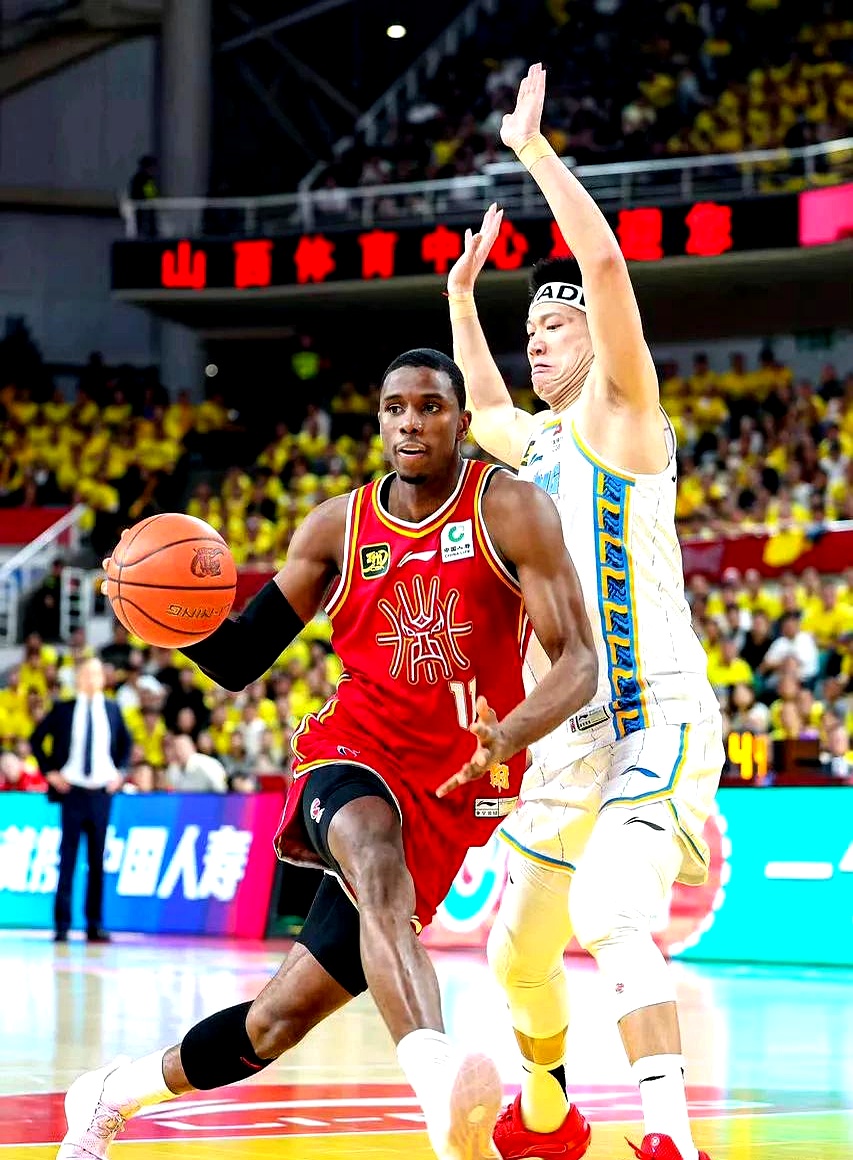 包含夏洛特黄蜂迎CBA常规赛关键赛，赛前队长鼓劲，球迷炸锅，赛程密集仍需轮换的词条